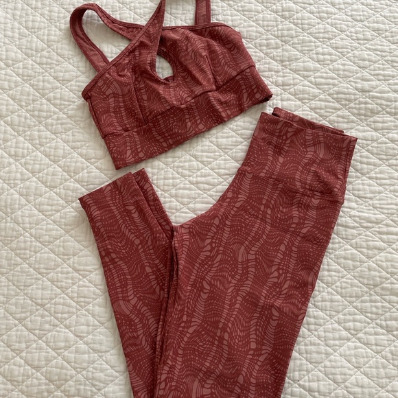 Other - Patterned Sports Bra and Leggings Set Size Small